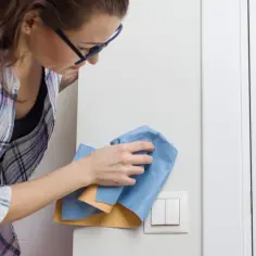 Skuteczne sposoby na brudne ściany: 8 domowych trików na czyszczenie
