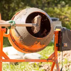 Ile żwiru na worek cementu? Odkryj idealne proporcje dla betonu