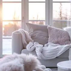 Salon w szarościach i różu: pomysł na elegancką aranżację